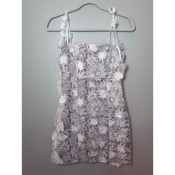 Elliatt Isles Floral Applique Mini Dress, Size S, White, NWT $328 - Picture 4 of 16